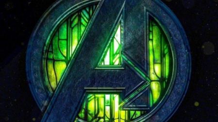 Logotipo de los Avengers iluminado con tonos verdes sobre un fondo oscuro.