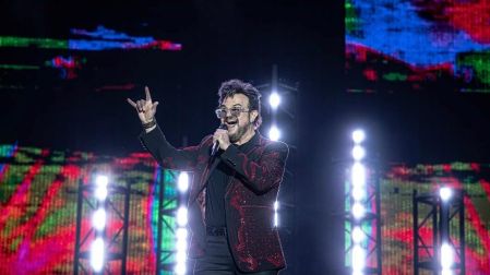 Aleks Syntek en polémica por su actitud en concierto en CDMX.