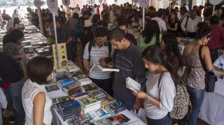 Remate de Libros de la UNAM, en las islas de la Máxima Casa de Estudios.