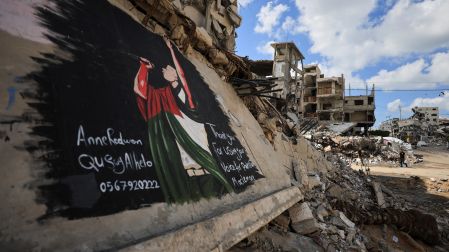 El mural se encuentra entre los escombros que han surgido tras los ataques en la franja de Gaza.