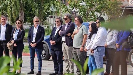 El padre de la joven acudió a la Casa de la Cultura de Cuautla para colocar una ofrenda floral en el sitio donde fue atacada su hija.