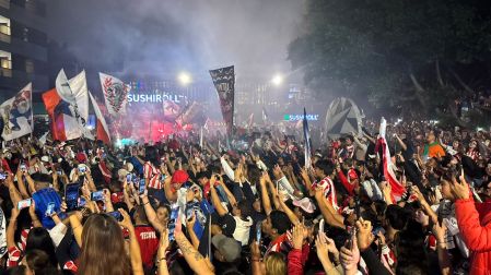 Pirotecnia y decenas de banderas le dieron la bienvenida a las Chivas a la CDMX.