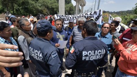 OCOYOACAC, ESTADO DE MÉXICO, 16JULIO2018.- Durante tres kilómetros comuneros de Acazulco y Coapanoaya bloquearon el paso en la carretera Toluca-México en donde se realizan los trabajos de la obra del Tren Interurbano, entregaron un amparo para que se retiren los eventos de la Policia Federal que resguardaban los trabajos. FOTO: ARTEMIO GUERRA BAZ /CUARTOSCURO.COM