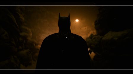 El Batman de Robert Pattinson aparece de espaldas.