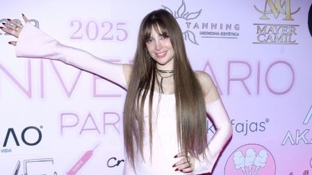 Imelda Tuñón posa con un vestido rosa y cabello largo durante un evento, tras los rumores de romance con Agustín Fernández.