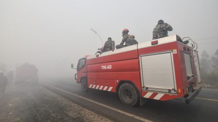 Firefighters arrive to extinguish forest and land fires in Banjar, South Kalimantan, on September 21, 2026. Toxic haze has shrouded parts of Indonesia, Malaysia and Singapore for weeks as Jakarta struggles to contain fires that have scorched large tracts of Borneo and Sumatra, with the smoke drifting across the region. (Photo by MUDA SAGALA / AFP)