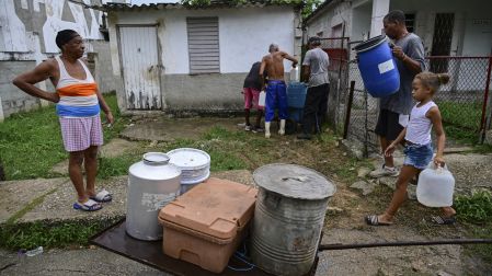 Vecinos buscan agua en Punta Brava, al oeste de La Habana.