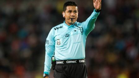 Miguel Ángel Chacón pitando en la Liga MX