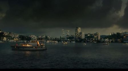 Yate frente a Acapulco bajo nubes de tormenta en una escena de Contra el huracán, película de Netflix sobre Otis.