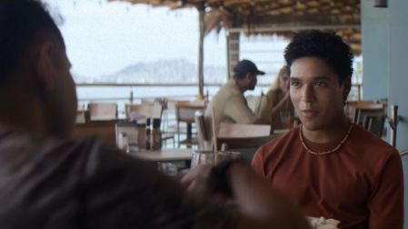 Benny Emmanuel aparece sentado en un restaurante en una escena de Contra el huracán, película de Netflix sobre Otis.