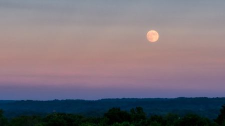 Los cielos despejados ayudan a visualizar grandes lunas.