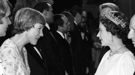 En el año 2000, Julie Andrews se convirtió oficialmente en Dame tras ser reconocida por la Corona británica por sus servicios a las artes escénicas.