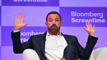 Ben Affleck durante una conferencia tras revelar que sus padres murieron con dos meses de diferencia.