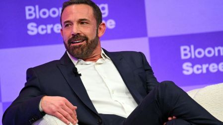 Ben Affleck durante un evento público tras hablar sobre la muerte de sus padres y su infancia en Massachusetts.