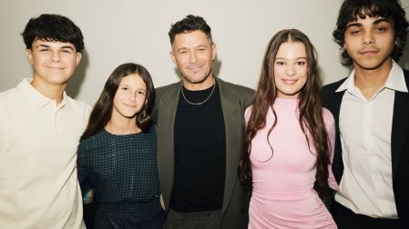 Alejandro Sanz vivió una noche especial al acudir al estreno de El Alma al Aire acompañado por sus cuatro hijos y Stephanie Cayo, su actual pareja.