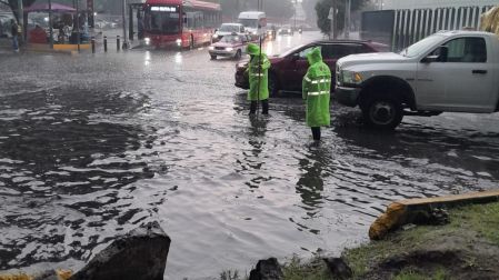 La calzada de Ignacio Zaragoza también se vio afectada por graves inundaciones y encharcamientos