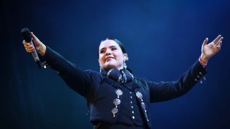 Camila Fernández durante su presentación en el Estadio GNP Seguros (2025).