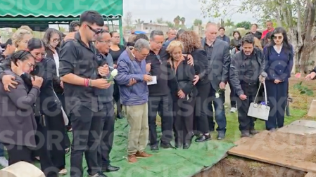 Familiares, amigos y colegas del magisterio reunidos en los servicios fúnebres de la subdirectora Nedy Edith Nevárez González.
