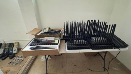 Mesa con decenas de antenas y equipos inhibidores de señal incautados durante el operativo.