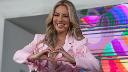 Mariana Ochoa andaba muy de buena en la conferencia.