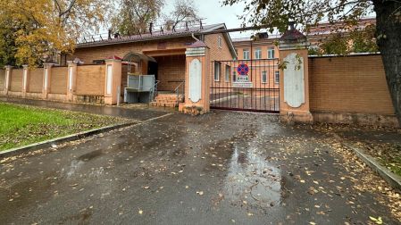 Entrada del instituto contra la peste en la ciudad de Irkutsk