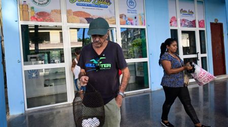 Varias personas compran alimentos en un Mercado