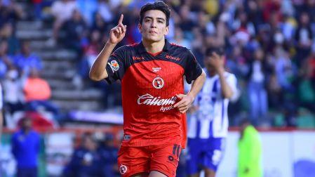Gilberto Mora debutó el 18 de Agosto de 2024 en la Liga MX, frente a Santos.