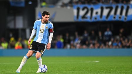 Messi controla la pelota como siempre lo hizo durante su carrera, una última vez con Argentina.