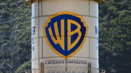 Después de la fusión, el tanque de agua de los estudios en Burbank fue rebrandeado.