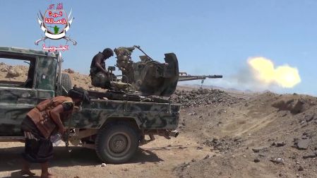 Esta captura de pantalla muestra a un combatiente disparando una torreta desde la parte trasera de una camioneta «técnica» durante enfrentamientos con los hutíes en la provincia de Taiz.