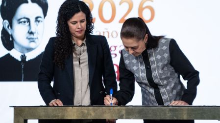 Uno de los puntos que ha enfatizado el gobierno federal es que la reforma no representa una prohibición general para tener doble nacionalidad.