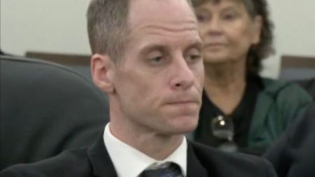 Caleb Flynn, exconcursante de American Idol, durante la audiencia judicial por la muerte de su esposa Ashley.
