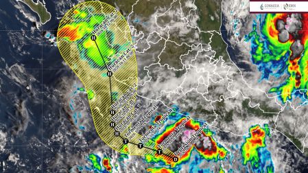 Mapa satelital de Conagua y el SMN que muestra el pronóstico de trayectoria de la depresión tropical Veinte-E en el Océano Pacífico y su posible intensificación a huracán categoría 2.