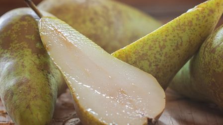 La pera es una fruta común en el otoño, que combina bien en platos dulces y salados