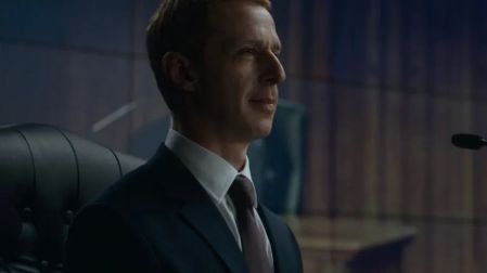 Jeremy Strong como Mark Zuckerberg sentado frente a un micrófono en una escena de El poder de la red.