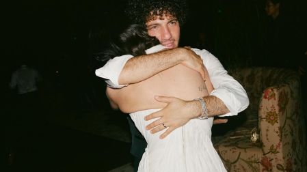 Benny Blanco abraza a Selena Gomez durante una celebración de su relación antes de las recientes críticas al productor.