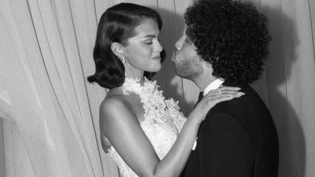 Selena Gomez y Benny Blanco vestidos de novios durante la celebración de su boda en California.