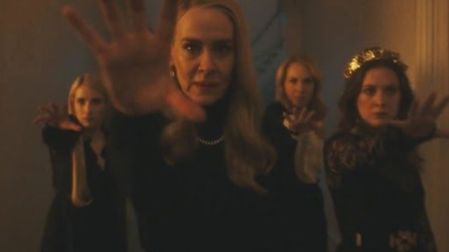 Cuatro mujeres extienden las manos en una escena de American Horror Story 13 antes de los capítulos del 8 de octubre.