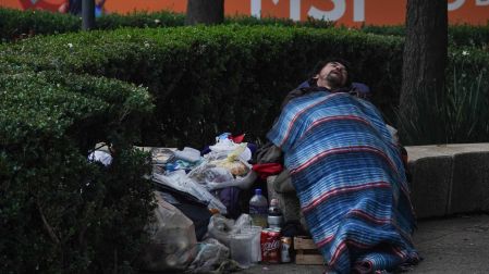 CIUDAD DE MÉXICO, 01ENERO2026.- Personas en situación de calle descansan sobre la avenida Paseo de la Reforma, cobijandose con lo que pueden por las bajas temperaturas que marcan el inicio de enero.FOTO: CAMILA AYALA BENABIB/CUARTOSCURO.COM