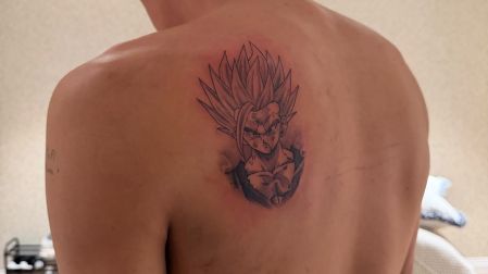 El tatuaje aún aparece rojizo e inflamado