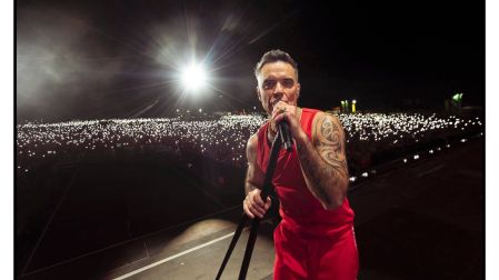 Robbie Williams suele interactuar con el público.
