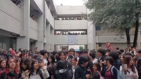 La comunidad estudiantil se congregó en los pasillos y explanada central del inmueble