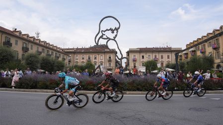 El pelotón tiene controlado al grupo de fuga de nueve corredores en el Gran Piemonte 2026