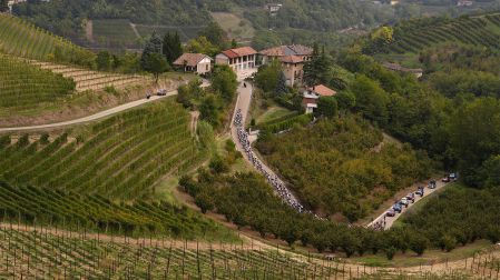 Una panorámica del recorrido en el Gran Piemonte 2026, donde corre Isaac del Toro