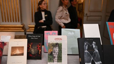 Libros de Anne Carson exhibidos sobre una mesa, entre ellos Autobiografía de rojo, Eros y Decreación.