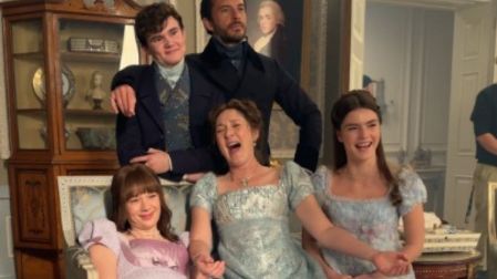 Actores de Bridgerton posan en un salón de época, con Ruth Gemmell como Violet Bridgerton sentada al centro.