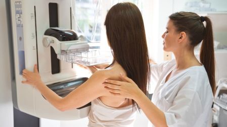 ¿Por qué algunas mujeres tienen que hacerse ultrasonido después de una mastografía?