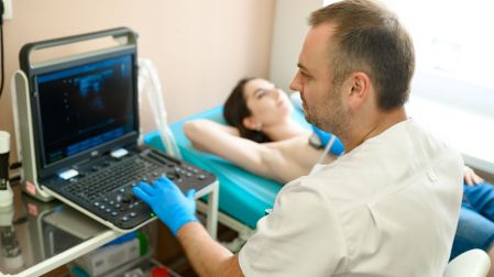 ¿Por qué algunas mujeres tienen que hacerse ultrasonido después de una mastografía?