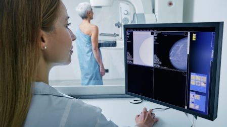¿Por qué algunas mujeres tienen que hacerse ultrasonido después de una mastografía?