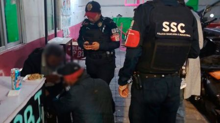 Policía ayuda a adulto mayor Pantitlán
